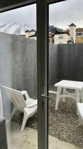 Una silla blanca y una mesa en un balcón. en Depto Magallanes, en Ushuaia 14 fotos más