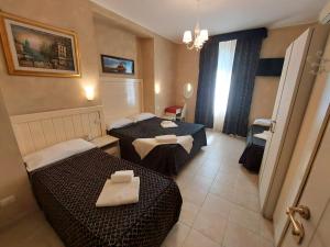 Un pat sau paturi într-o cameră la Hotel Aurelia Milano Centrale