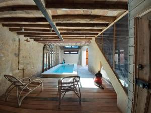 ブルボンにあるLA CASA DE BOULBONのスイミングプールと椅子2脚が備わる客室です。
