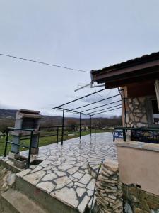 eine Terrasse eines Hauses mit Steinboden in der Unterkunft Stefan in Nikšić
