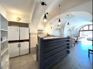 kuchnia z białymi urządzeniami i blatem w obiekcie Apartmány Na Rynku Chvalšiny 18 w Czeskim Krumlovie