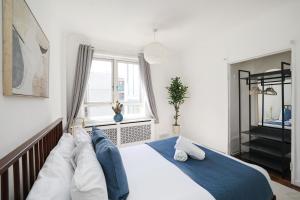 倫敦的住宿－3BDR Kings X Apt for 7 with Balcony and near tube，一间卧室设有一张大床和一个窗户。