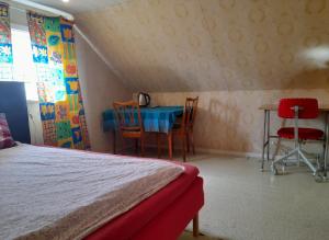 - une chambre avec un lit, une table et des chaises dans l'établissement Small bedroom, outside toilet, shower kitchen, 120 m from Sandbach, à Bräcke