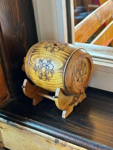 a wooden container sitting on top of a table at Bed and Breakfast Umoljani in Umoljani