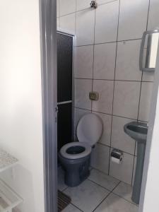 a bathroom with a toilet and a sink at Quarto para Rapazes no Centro Sinop MT in Sinop