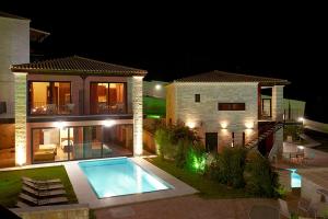 Bazén v ubytovaní Ornella Beach Resort & Villas alebo v jeho blízkosti