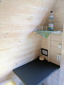 eine kleine Sauna mit einem WC und einer Flasche Wasser in der Unterkunft Hotel Zum Birkenhof in Burow