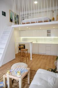 Il comprend un salon avec un escalier et une cuisine. dans l'établissement Mini Condo 2 DL - Studio with a private patio, à Donja Lastva