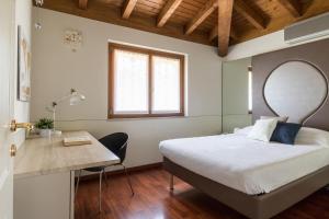 een slaapkamer met een bed, een bureau en een raam bij Villa Oleander in Manerba del Garda +128 foto's
