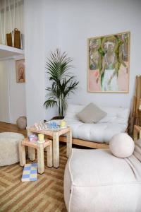 - un salon avec un canapé blanc et une table dans l'établissement Mini Condo 2 DL - Studio with a private patio, à Donja Lastva