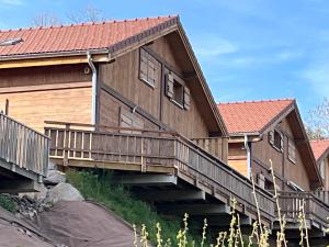 domek z bali z tarasem i domem w obiekcie Chalet L'Ôbresse w mieście La Bresse