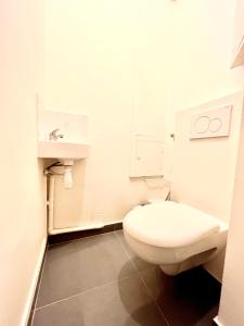 巴黎的住宿－Champs Elysées 2，白色的浴室设有卫生间和水槽。