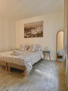 Postel nebo postele na pokoji v ubytování Champs Elysées 2