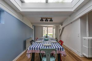 een eetkamer met een tafel en stoelen bij Maison avec jardin et parking gratuit in Étretat