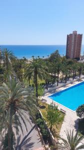 Výhľad na bazén v ubytovaní barbara 20 playa muchavista alicante alebo v jeho blízkosti