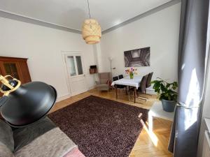 a living room with a couch and a table at Haus Mittendrin in Neustadt an der Weinstraße