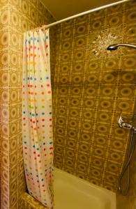 - Baño con cortina de ducha en Rooms with Private bathrooms, en Saas