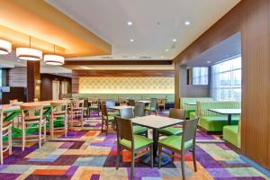 un restaurante con mesas y sillas en una habitación en Fairfield Inn & Suites by Marriott Kamloops en Kamloops