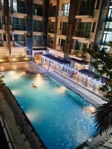 a swimming pool in the middle of a building at NAIA Condo Palm Tree 2 in Manila