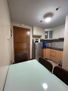 a small kitchen with a table and chairs in a room at NAIA Condo Palm Tree 2 in Manila