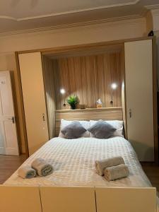 1 dormitorio con 1 cama grande y 2 toallas. en Room in family home near Penny Lane Liverpool, en Liverpool