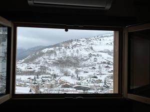 Widok na góry z tego domu w stylu alpejskim