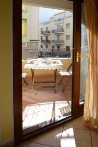 アルゲーロにあるCasa Vacanza Il Dolce Mareのバルコニー(テーブル付)の景色を望むドア