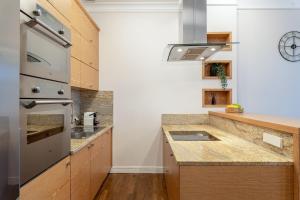 une cuisine avec un évier et une cuisinière dans l'établissement Historic Market Square Suite -140m2 Grand Residence AS Home Apartamenty R504, à Wrocław