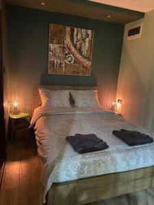 een slaapkamer met een bed met twee handdoeken erop bij Апартамент Danaya 1 in Varna