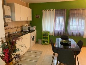 a kitchen with a table and a dining room at Charming T1 apartment in Seixal in Aldeia de Paio Pires