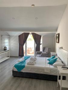 1 dormitorio con cama grande y ventana grande en Göcek Selya Hotel en Göcek