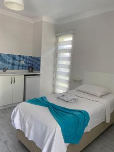 Postel nebo postele na pokoji v ubytování Göcek Selya Hotel