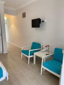 TV a/nebo společenská místnost v ubytování Göcek Selya Hotel