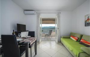 - un salon avec un canapé vert et une table dans l'établissement Nice Apartment In Rabac With Kitchen, à Rabac