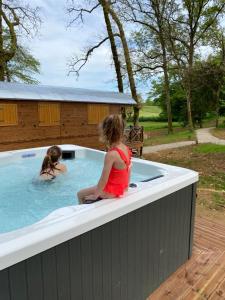 Hồ bơi trong/gần Les Roulottes de l Herm Piscine Jacuzzi Perigord