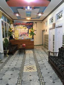 Zimmer mit einer Lobby mit Sofas und einem Tisch in der Unterkunft Three Star Hotel & Restaurent Malam jabba swat in Malam Jabba