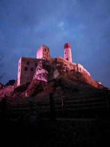 um castelo sentado no topo de uma colina em Apartament Leszczyna em Olsztyn
