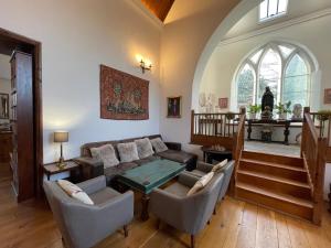 ein Wohnzimmer mit einem Sofa und einem Tisch in der Unterkunft Chapel Retreat near Glastonbury in Bridgwater