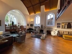 ein großes Wohnzimmer mit Möbeln und einem Kamin in der Unterkunft Chapel Retreat near Glastonbury in Bridgwater