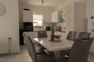 a kitchen and dining room with a table and chairs at Apartman Stella in Pula