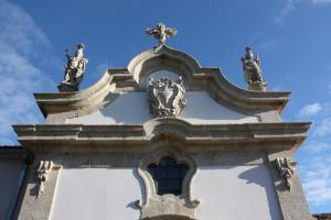 a statue of a man sitting on top of a building at Casa Nª Sra. do Carmo in Peso da Régua