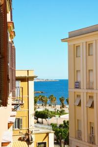 - une vue sur l'océan depuis un bâtiment dans l'établissement B&B Peruzzi Rooms, à Civitavecchia