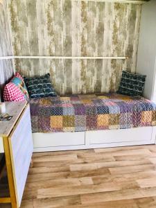 Ein Bett oder Betten in einem Zimmer der Unterkunft Övraby Stuga