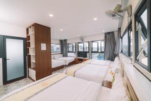Postel nebo postele na pokoji v ubytování Hạ Na Hotel Đà Lạt + 37 fotografií