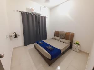 Afna Home stay في كوالا ليبيس: غرفة نوم صغيرة بسرير وستارة سوداء