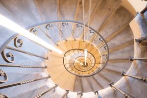 una escalera de caracol en un edificio en Palazzo Scappi Gardi Luxury Apartments en Bolonia