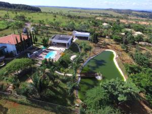 - une vue aérienne sur un complexe avec une piscine dans l'établissement Village Recanto Splendory, à Prudente de Morais