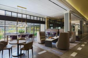 a lobby with tables and chairs and a dining area at The Westin O'Hare in Rosemont