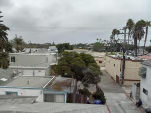una vista aerea di una città con case e alberi di SHARED TOWNHOUSE in MISSION BEACH a San Diego