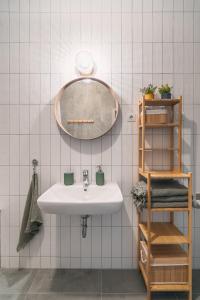 La salle de bains est pourvue d'un lavabo et d'un miroir. dans l'établissement Corvin apartment, à Budapest